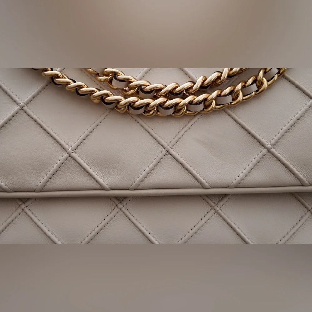 Tory Burch Quilted Shoulder Bag in Cream with Gold Chain